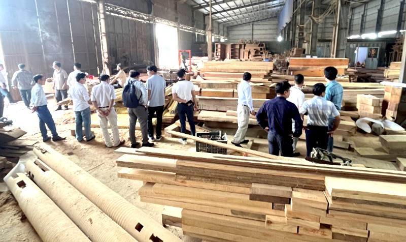 Đại diện các làng nghề gỗ đến tham quan và trao đổi tại Làng nghề La Xuyên, Ý Yên, Nam Định. Đại diện các làng nghề gỗ đến tham quan và trao đổi tại Làng nghề La Xuyên, Ý Yên, Nam Định.