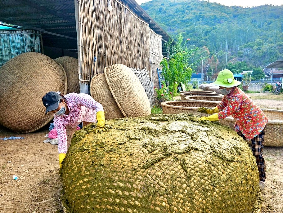 Một chiếc thúng chai đã thành hình sau đó được trét phân bò tươi Một chiếc thúng chai đã thành hình sau đó được trét phân bò tươi