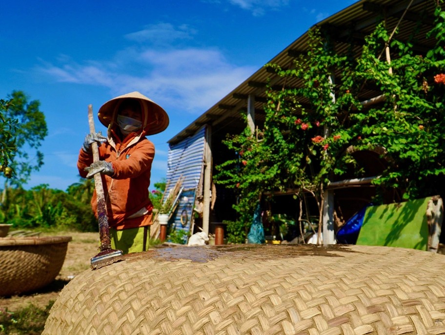 Thúng chai được quét dầu rái để chống thấm Thúng chai được quét dầu rái để chống thấm