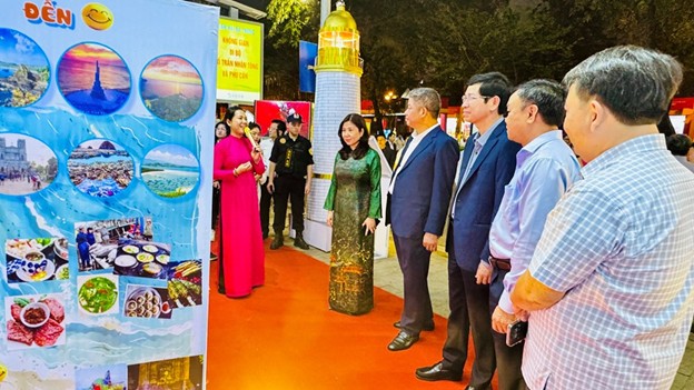 Thứ trưởng Bộ VHTTDL Hồ An Phong, Phó Chủ tịch UBND TP Hà Nội Nguyễn Mạnh Quyền và  các đại biểu tham quan gian hàng tỉnh Phú Yên