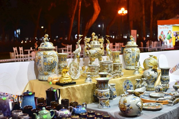 Một gian hàng trưng bày tinh hoa gốm Việt. 