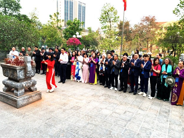 Đoàn dâng hương tại Đền thờ Chủ tịch Hồ Chí Minh Đoàn dâng hương tại Đền thờ Chủ tịch Hồ Chí Minh