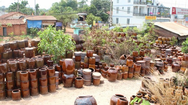Lò lu Đại Hưng là lò gốm lâu đời nhất tại tỉnh Bình Dương, nổi tiếng  với những sản phẩm về lu, chum, vại Lò lu Đại Hưng là lò gốm lâu đời nhất tại tỉnh Bình Dương, nổi tiếng  với những sản phẩm về lu, chum, vại