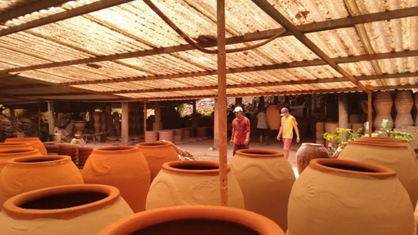 Người thợ làm gốm tại lò lu Đại Hưng vẫn kiên trì truyền dạy nghề cho thế sau nhằm duy trì làng nghề truyền thống của cha ông Người thợ làm gốm tại lò lu Đại Hưng vẫn kiên trì truyền dạy nghề cho thế sau nhằm duy trì làng nghề truyền thống của cha ông