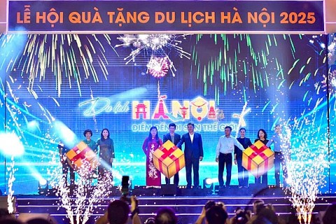 le hoi qua tang du lich ha noi 2025 lan toa tinh hoa lang nghe