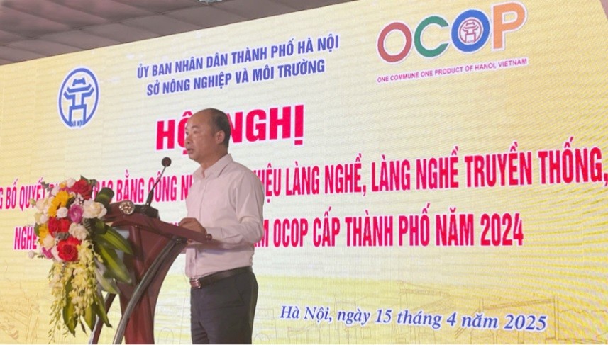 Ông Nguyễn Đình Hoa, Phó Giám đốc Sở Nông nghiệp và Môi trường Hà Nội phát biểu tại Hội nghị công bố quyết định và trao Bằng công nhận danh hiệu làng nghề, chứng nhận sản phẩm OCOP cấp Thành phố năm 2024.