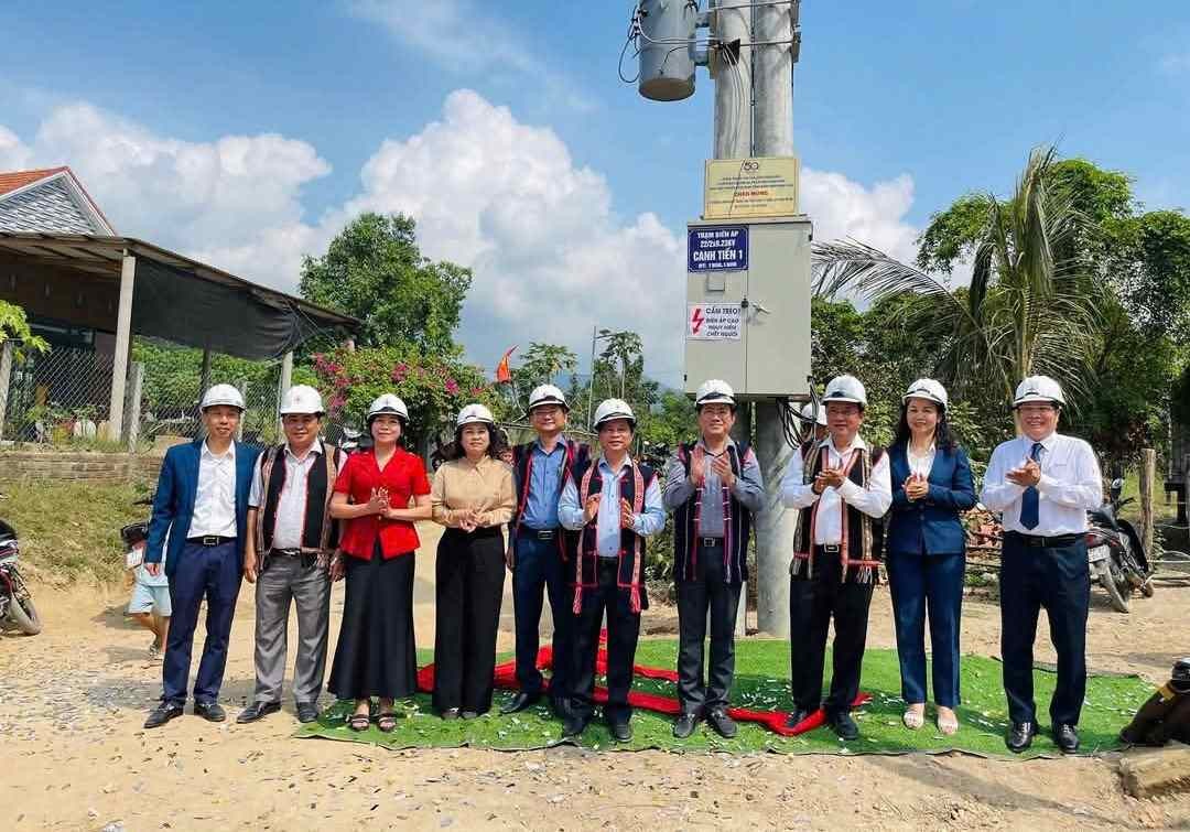 Bình Định: Dân làng Canh Tiến phấn khởi đón điện lưới quốc gia