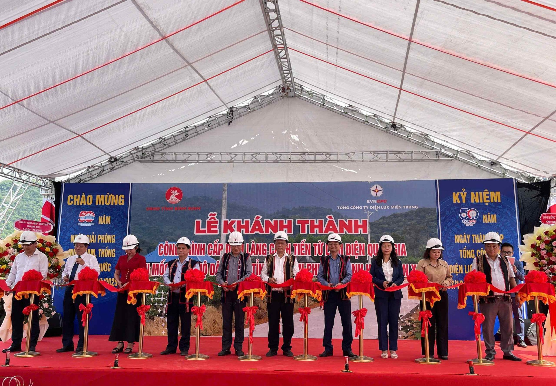 Bình Định: Dân làng Canh Tiến phấn khởi đón điện lưới quốc gia