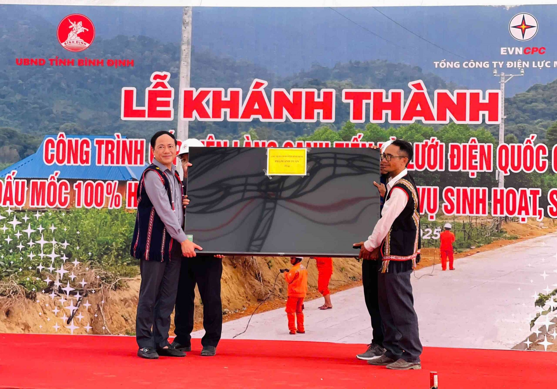 Bình Định: Dân làng Canh Tiến phấn khởi đón điện lưới quốc gia