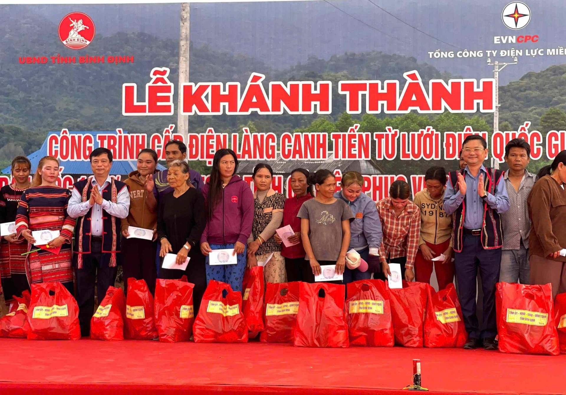 Bình Định: Dân làng Canh Tiến phấn khởi đón điện lưới quốc gia