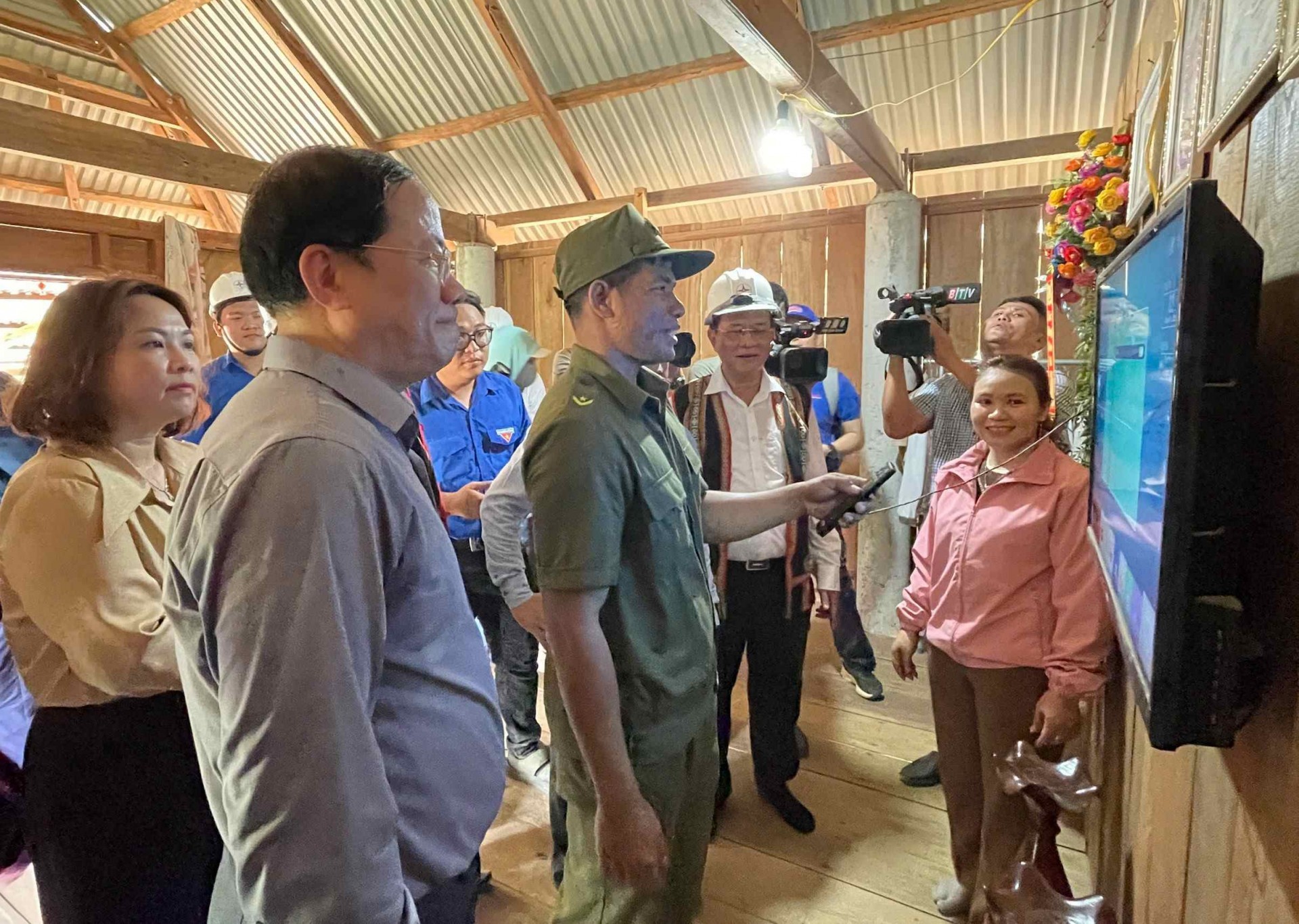 Bình Định: Dân làng Canh Tiến phấn khởi đón điện lưới quốc gia