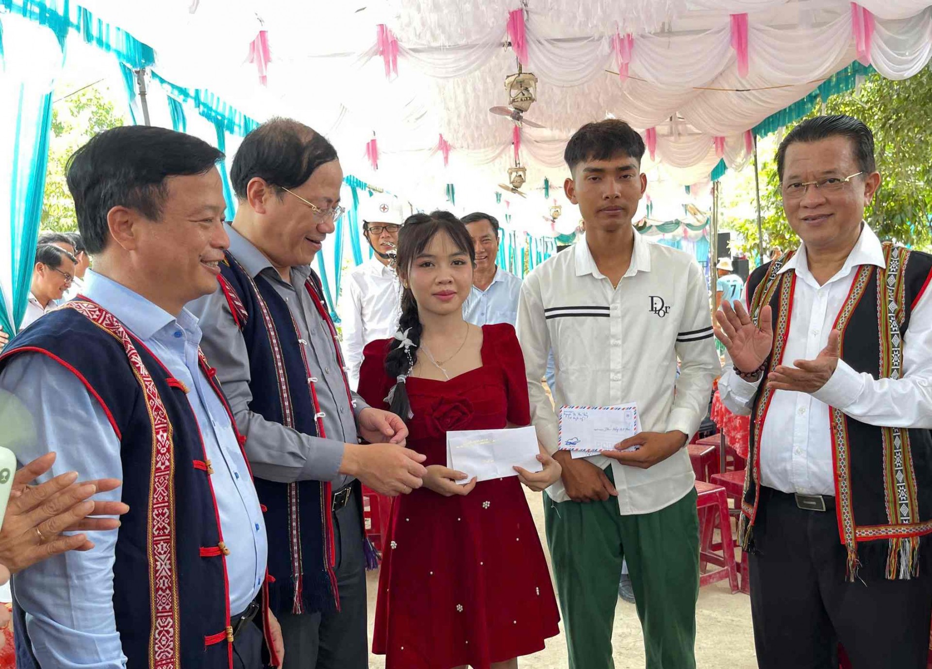 Bình Định: Dân làng Canh Tiến phấn khởi đón điện lưới quốc gia