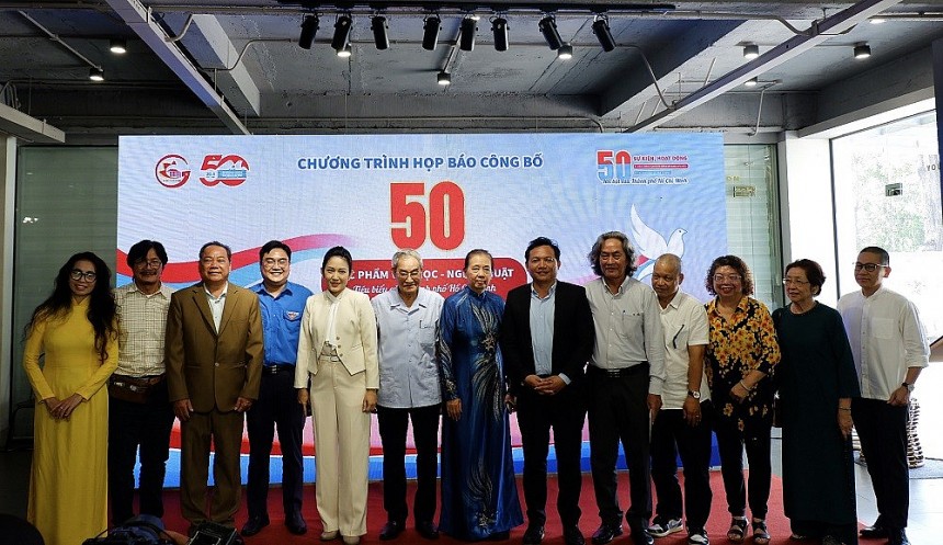 Ảnh chụp lưu niệm tập thể lãnh đạo các sở, ban, ngành và các văn nghệ sĩ Ảnh chụp lưu niệm tập thể lãnh đạo các sở, ban, ngành và các văn nghệ sĩ