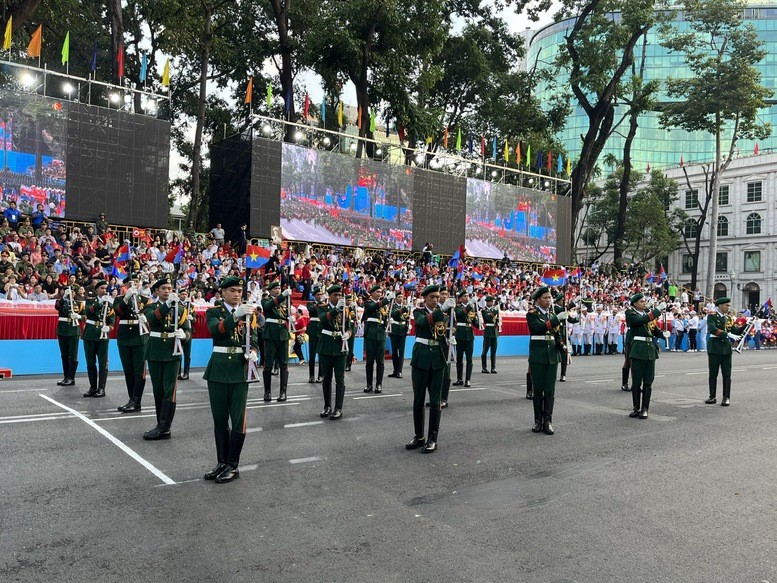 Màn biểu diễn múa súng do Đoàn nghi lễ quân đội thực hiện