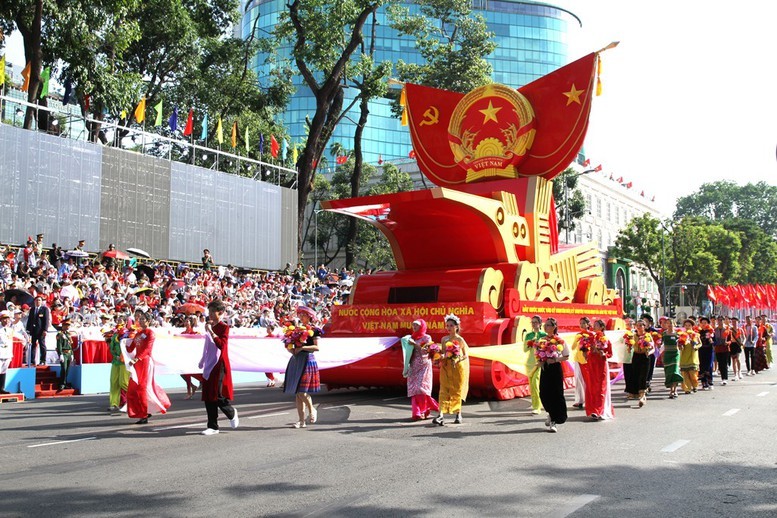 Xe mô hình Quốc huy thuộc Khối Nghi trượng