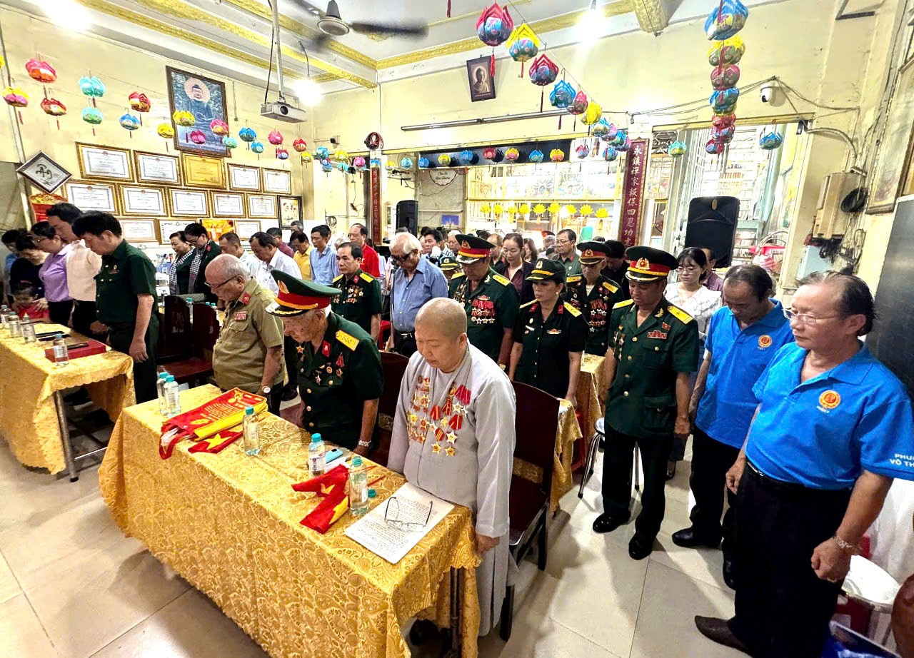 Các đại biểu, khách mời cùng nhau thực hiện nghi thức chào cờ, dành phút mặc niệm tưởng nhớ Chủ tịch Hồ Chí Minh vĩ đại, các anh hùng liệt sĩ anh dũng hy sinh cho nền độc lập tự do của dân tộc Các đại biểu, khách mời cùng nhau thực hiện nghi thức chào cờ, dành phút mặc niệm tưởng nhớ Chủ tịch Hồ Chí Minh vĩ đại, các anh hùng liệt sĩ anh dũng hy sinh cho nền độc lập tự do của dân tộc