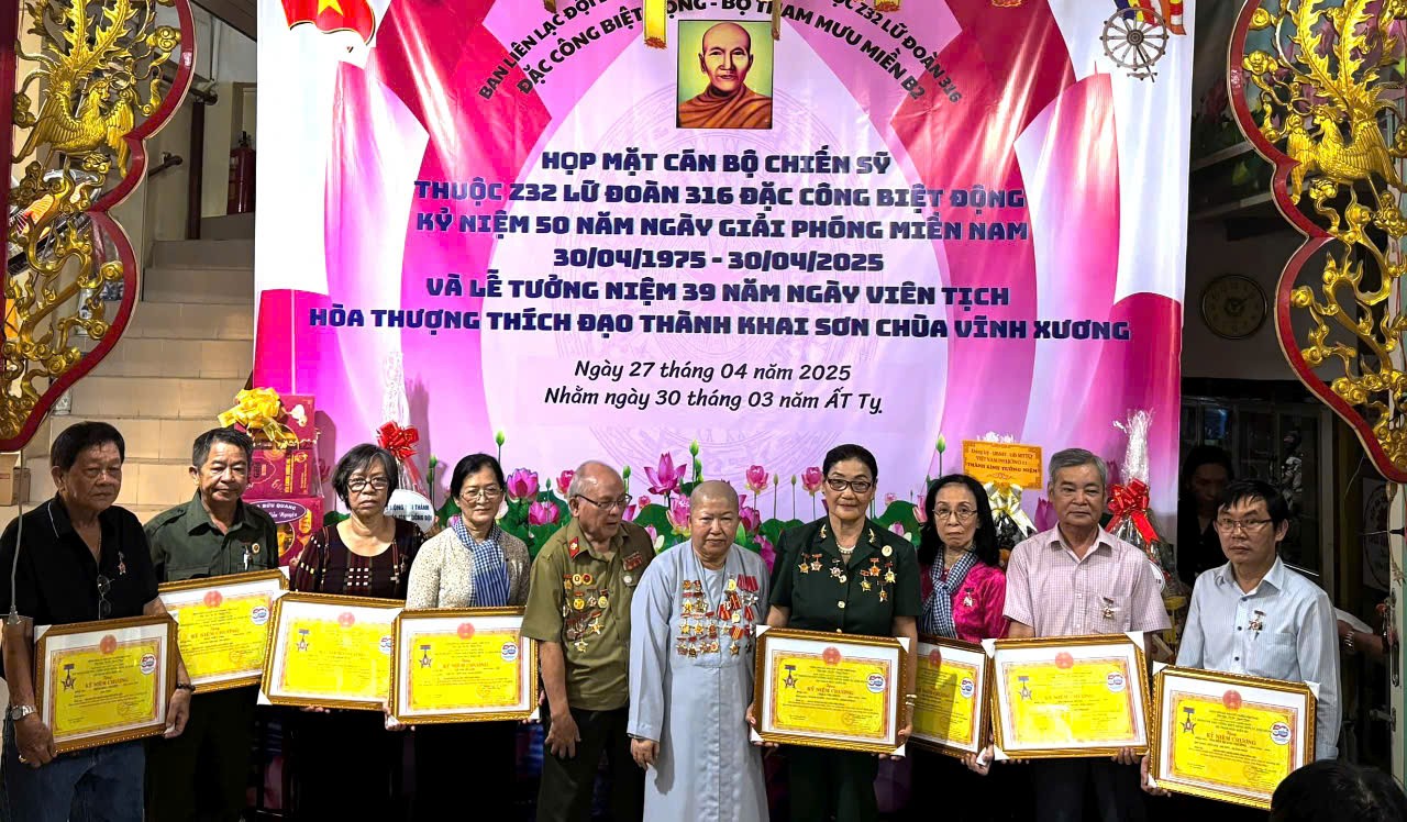 Ban tổ chức trao bằng khen và kỷ niệm chương 50 năm giải phóng miền Nam, thống nhất đất nước cho cán bộ, chiến sĩ Ban tổ chức trao bằng khen và kỷ niệm chương 50 năm giải phóng miền Nam, thống nhất đất nước cho cán bộ, chiến sĩ