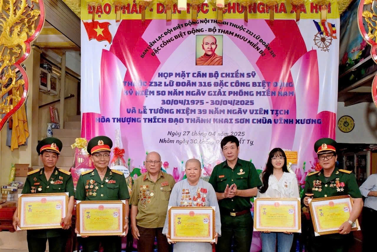 VPĐD tại TP. HCM nhận bằng khen và kỷ niệm chương 50 năm giải phóng miền Nam, thống nhất đất nước của ban tổ chức vì đã có nhiều thành tích tham gia đóng góp vào hoạt động nghĩa tình tri ân đồng đội và hoạt động từ thiện xã hội của Nhóm Nghĩa Tình Đồng Đội VPĐD tại TP. HCM nhận bằng khen và kỷ niệm chương 50 năm giải phóng miền Nam, thống nhất đất nước của ban tổ chức vì đã có nhiều thành tích tham gia đóng góp vào hoạt động nghĩa tình tri ân đồng đội và hoạt động từ thiện xã hội của Nhóm Nghĩa Tình Đồng Độ