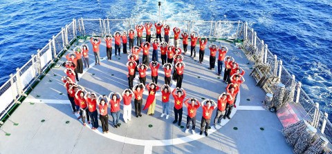 60 đại biểu Kiều bào tới thăm Trường Sa và Nhà giàn DK-I trên "Chuyến tàu Đại đoàn kết"