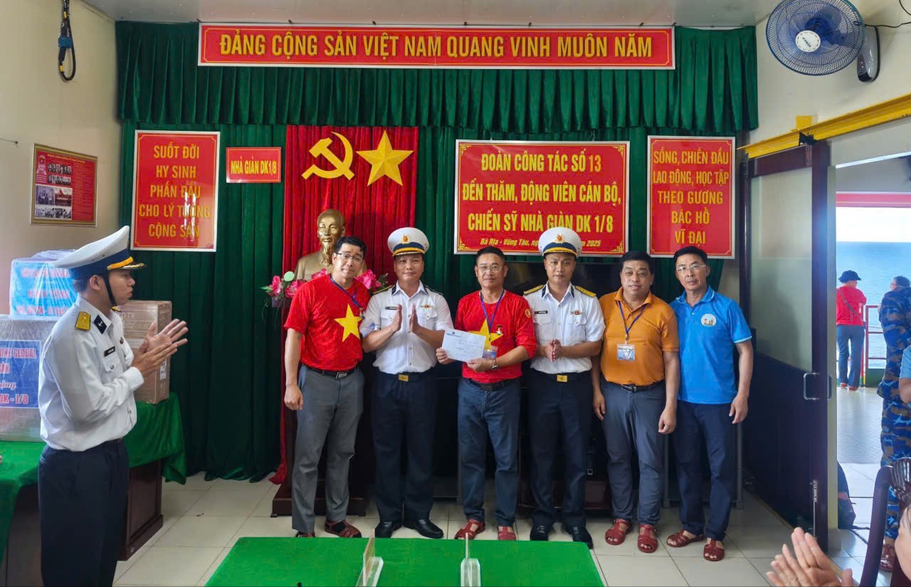 60 đại biểu Kiều bào tới thăm Trường Sa và Nhà giàn DK-I trên  60 đại biểu Kiều bào tới thăm Trường Sa và Nhà giàn DK-I trên