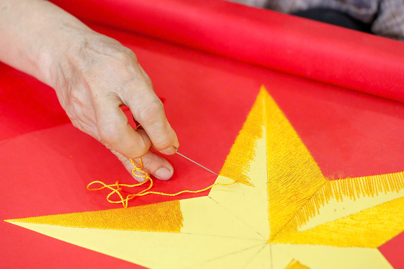 Số người thêu cờ ở làng Từ Vân còn ít, chủ yếu là những người cao tuổi, vì công việc này đòi hỏi kinh nghiệm và sự tỉ mỉ cao. Một thợ lành nghề thường mất từ 2 đến 3 ngày để hoàn thiện một lá cờ. Số người thêu cờ ở làng Từ Vân còn ít, chủ yếu là những người cao tuổi, vì công việc này đòi hỏi kinh nghiệm và sự tỉ mỉ cao. Một thợ lành nghề thường mất từ 2 đến 3 ngày để hoàn thiện một lá cờ.