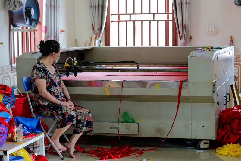 Làng nghề làm cờ Tổ quốc tất bật trước dịp kỉ niệm ngày giải phóng miền nam, thống nhất đất nước Làng nghề làm cờ Tổ quốc tất bật trước dịp kỉ niệm ngày giải phóng miền nam, thống nhất đất nước