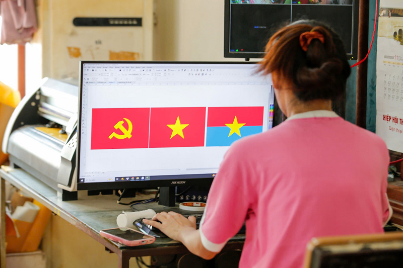 Làng nghề làm cờ Tổ quốc tất bật trước dịp kỉ niệm ngày giải phóng miền nam, thống nhất đất nước Làng nghề làm cờ Tổ quốc tất bật trước dịp kỉ niệm ngày giải phóng miền nam, thống nhất đất nước