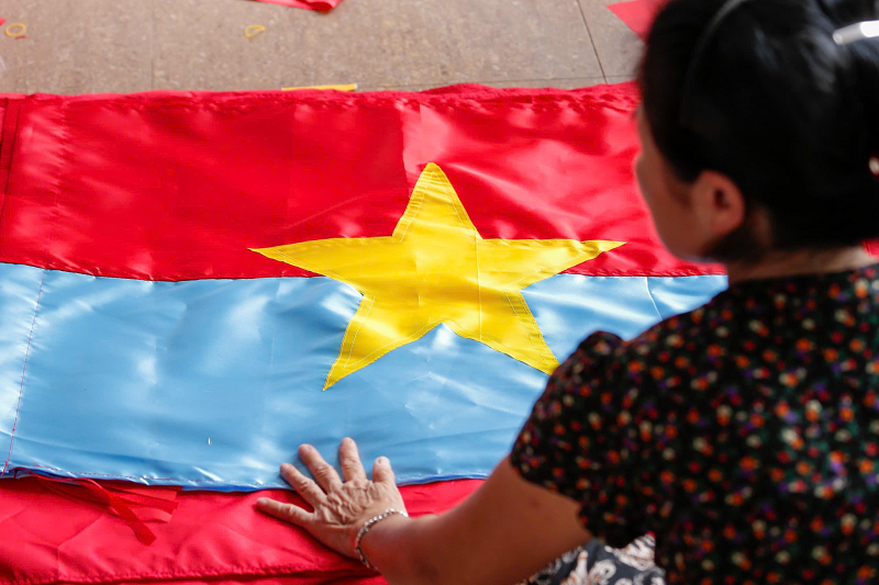 Hiện nay, các hộ sản xuất quy mô lớn tại làng Từ Vân đã đầu tư trang bị máy móc hiện đại, với hệ thống lập trình tự động trên máy tính. Nhờ đó, quá trình cắt vải đạt độ chính xác cao, chi tiết sắc nét, tốc độ nhanh hơn, đáp ứng kịp thời các đơn hàng lớn. Hiện nay, các hộ sản xuất quy mô lớn tại làng Từ Vân đã đầu tư trang bị máy móc hiện đại, với hệ thống lập trình tự động trên máy tính. Nhờ đó, quá trình cắt vải đạt độ chính xác cao, chi tiết sắc nét, tốc độ nhanh hơn, đáp ứng kịp thời các đơn hàng lớn.