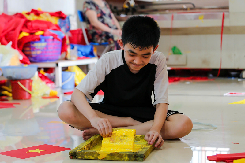 Làng Từ Vân còn chú trọng truyền nghề cho thế hệ sau, nhiều gia đình đã cho con cái làm quen với nghề từ khi còn nhỏ. Làng Từ Vân còn chú trọng truyền nghề cho thế hệ sau, nhiều gia đình đã cho con cái làm quen với nghề từ khi còn nhỏ.