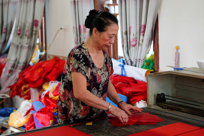 Theo người dân địa phương, trước đây thôn Từ Vân chủ yếu làm nghề may tranh, sau đó dần chuyển sang may cờ và phát triển thành nghề truyền thống được lưu giữ, nối tiếp qua nhiều thế hệ. Theo người dân địa phương, trước đây thôn Từ Vân chủ yếu làm nghề may tranh, sau đó dần chuyển sang may cờ và phát triển thành nghề truyền thống được lưu giữ, nối tiếp qua nhiều thế hệ.