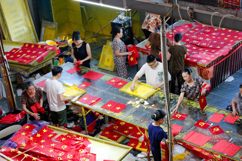 Cách trung tâm Hà Nội khoảng 30km về phía Nam, thôn Từ Vân từ lâu đã nổi tiếng với nghề làm cờ Tổ quốc truyền thống, với gần 80 năm gắn bó. Cách trung tâm Hà Nội khoảng 30km về phía Nam, thôn Từ Vân từ lâu đã nổi tiếng với nghề làm cờ Tổ quốc truyền thống, với gần 80 năm gắn bó.