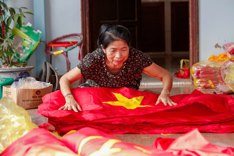 Gần đến ngày kỉ niệm giải phóng miền nam, thống nhất đất nước 30/4, các xưởng may trong làng trở nên nhộn nhịp, tất bật. Không khí làm việc khẩn trương bao trùm khắp nơi, sắc đỏ rực rỡ của cờ Tổ quốc hiện diện ở mọi góc xưởng. Gần đến ngày kỉ niệm giải phóng miền nam, thống nhất đất nước 30/4, các xưởng may trong làng trở nên nhộn nhịp, tất bật. Không khí làm việc khẩn trương bao trùm khắp nơi, sắc đỏ rực rỡ của cờ Tổ quốc hiện diện ở mọi góc xưởng.