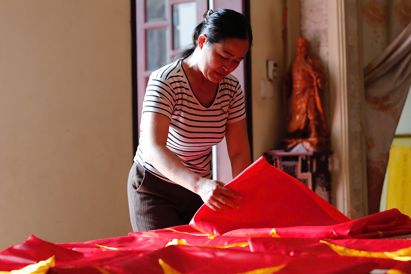 Cô Vương Thị Nhung một hộ sản xuất chia sẻ: “Cứ đến những ngày lễ lớn của đất nước, sức mua lại tăng cao. Hiện tại, mỗi ngày nhà tôi sản xuất hàng nghìn chiếc cờ với đủ loại kích thước khác nhau nhưng vẫn không đủ đáp ứng nhu cầu của thị trường”. Cô Vương Thị Nhung một hộ sản xuất chia sẻ: “Cứ đến những ngày lễ lớn của đất nước, sức mua lại tăng cao. Hiện tại, mỗi ngày nhà tôi sản xuất hàng nghìn chiếc cờ với đủ loại kích thước khác nhau nhưng vẫn không đủ đáp ứng nhu cầu của thị trường”.