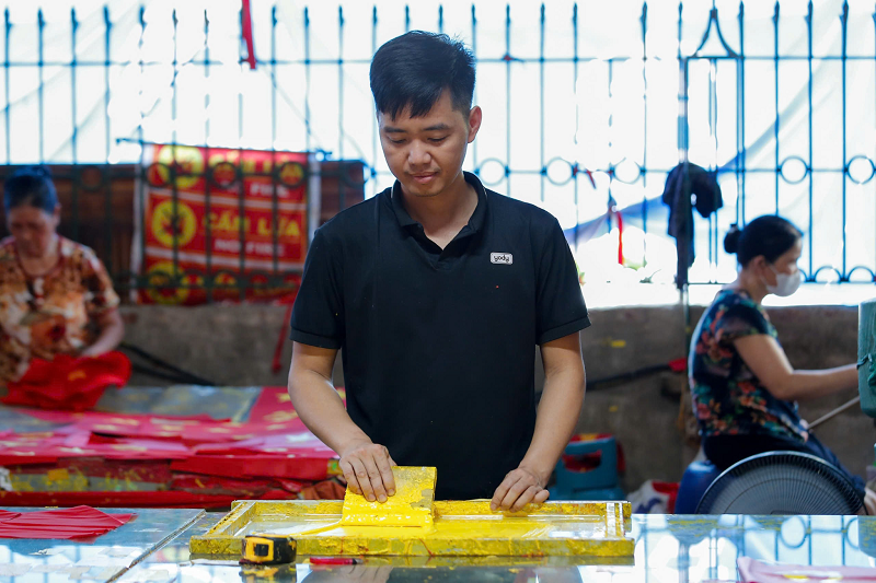 Việc phát triển nghề truyền thống không chỉ giúp các hộ dân ở làng Từ Vân có nguồn thu nhập ổn định, mà còn thể hiện lòng yêu nước và niềm tự hào dân tộc. Việc phát triển nghề truyền thống không chỉ giúp các hộ dân ở làng Từ Vân có nguồn thu nhập ổn định, mà còn thể hiện lòng yêu nước và niềm tự hào dân tộc.