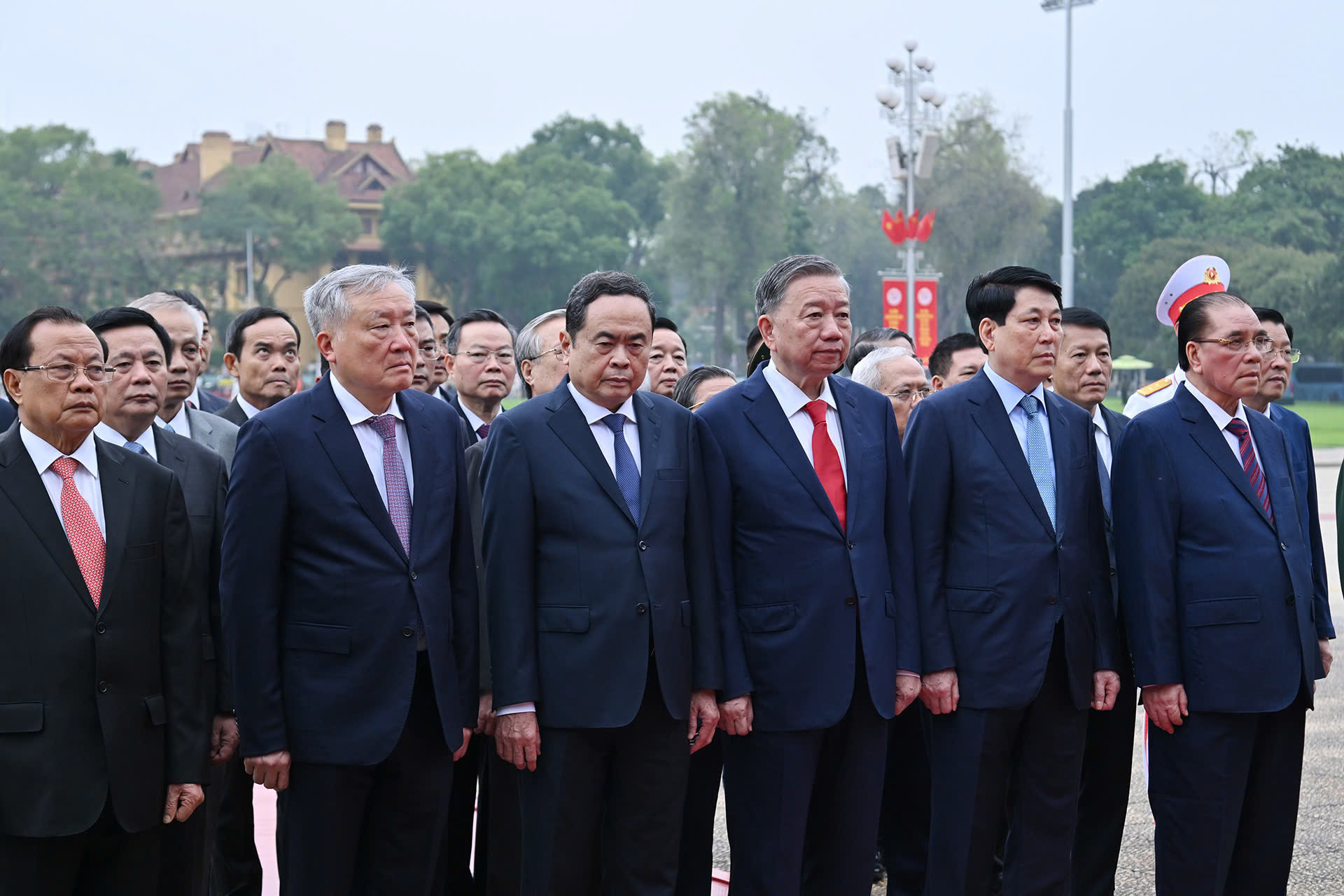 Lãnh đạo Đảng, Nhà nước vào Lăng viếng Chủ tịch Hồ Chí Minh nhân dịp 30/4 z6552144957256_f54fbb3749082cd83e411a69706f0c54.jpg