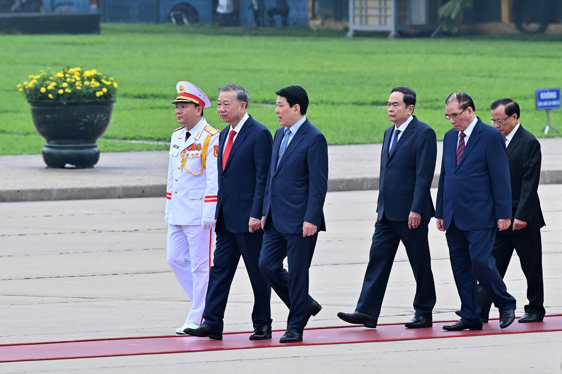 Lãnh đạo Đảng, Nhà nước vào Lăng viếng Chủ tịch Hồ Chí Minh nhân dịp 30/4 z6552145003745_7f9c9a9d55b0c95dcfc146b86fb0f07b.jpg