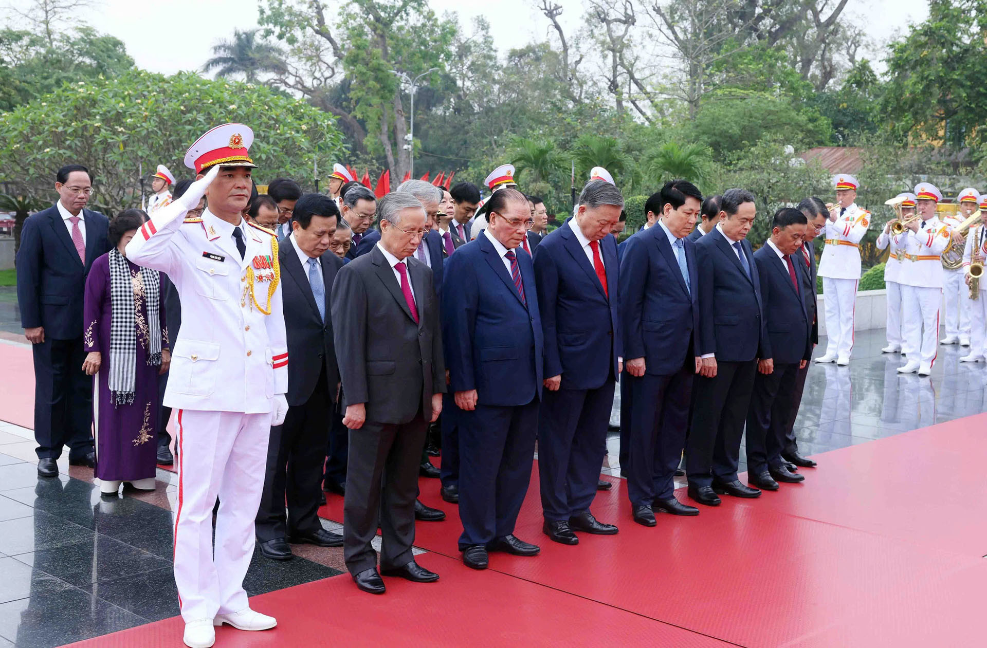 Lãnh đạo Đảng, Nhà nước vào Lăng viếng Chủ tịch Hồ Chí Minh nhân dịp 30/4 z6552145662348_acde36891b96905da315745c3ebd0ca6.jpg