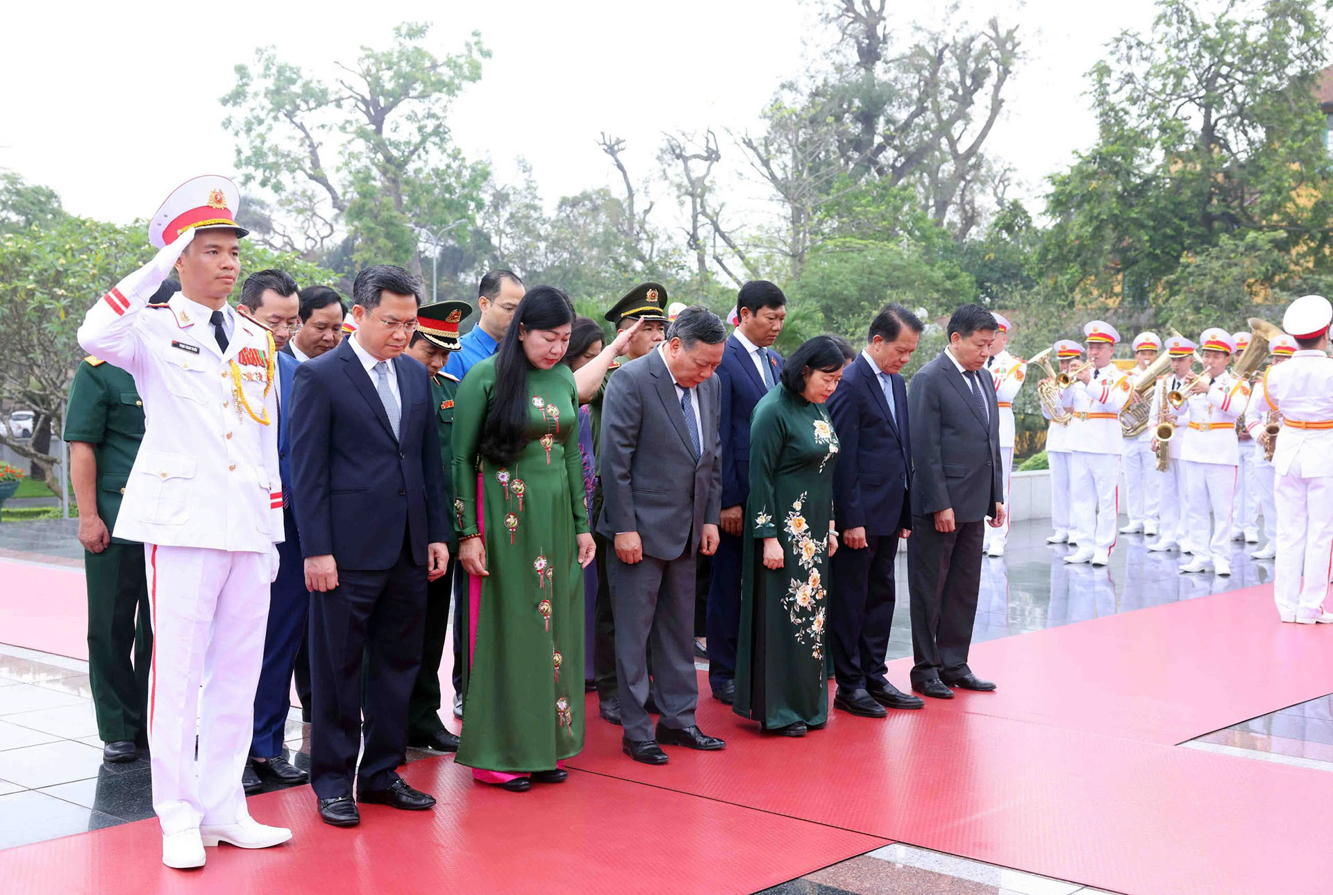 Lãnh đạo Đảng, Nhà nước vào Lăng viếng Chủ tịch Hồ Chí Minh nhân dịp 30/4 z6552145663836_9f33aa97b7c0f2c7e7752dbddbe7ba7c.jpg