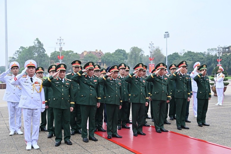 Đoàn đại biểu Quân ủy Trung ương - Bộ Quốc phòng vào Lăng viếng Chủ tịch Hồ Chí Minh - Ảnh: VGP/Nhật Bắc