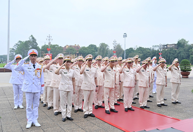 Đoàn đại biểu Đảng ủy Công an Trung ương - Bộ Công an vào Lăng viếng Chủ tịch Hồ Chí Minh - Ảnh: VGP/Nhật Bắc