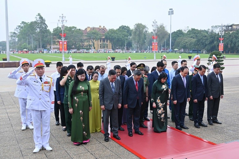 Đoàn đại biểu Thành ủy, HĐND, UBND TP. Hà Nội vào Lăng viếng Chủ tịch Hồ Chí Minh - Ảnh: VGP/Nhật Bắc