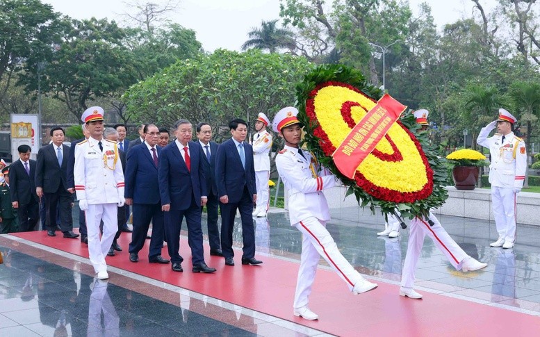 Đoàn đại biểu lãnh đạo Đảng, Nhà nước đặt vòng hoa, dâng hương tưởng niệm các Anh hùng liệt sĩ tại Đài Tưởng niệm các Anh hùng liệt sĩ trên đường Bắc Sơn - Ảnh: VGP/Nhật Bắc