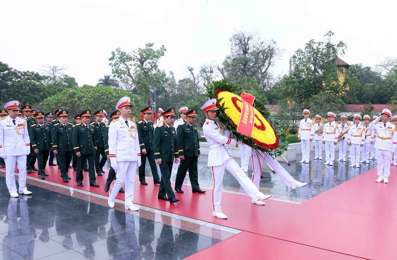 Đoàn đại biểu Quân ủy Trung ương - Bộ Quốc phòng đặt vòng hoa, dâng hương tưởng niệm các Anh hùng liệt sĩ tại Đài Tưởng niệm các Anh hùng liệt sĩ trên đường Bắc Sơn - Ảnh: VGP/Nhật Bắc