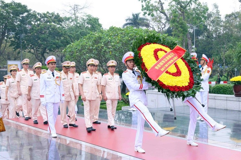 Đoàn đại biểu Đảng ủy Công an Trung ương - Bộ Công an đặt vòng hoa, dâng hương tưởng niệm các Anh hùng liệt sĩ tại Đài Tưởng niệm các Anh hùng liệt sĩ trên đường Bắc Sơn - Ảnh: VGP/Nhật Bắc