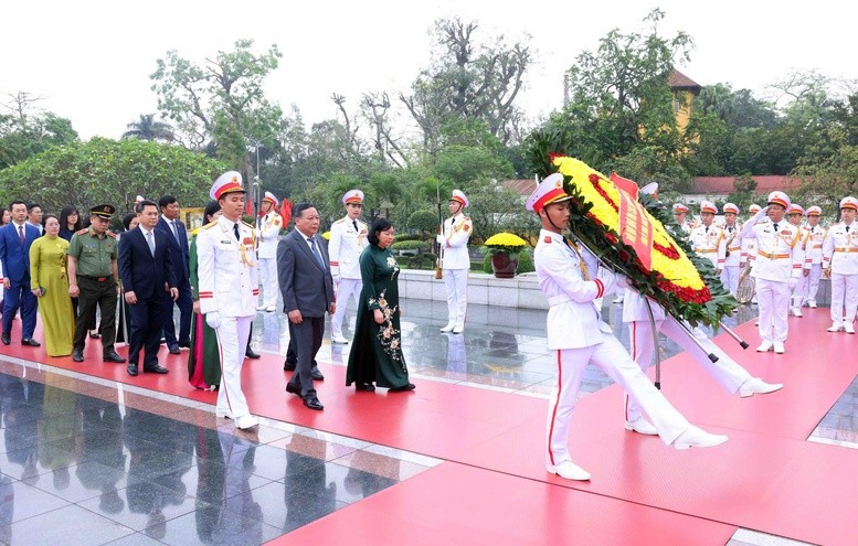 Đoàn đại biểu Thành ủy, HĐND, UBND TP. Hà Nội đặt vòng hoa, dâng hương tưởng niệm các Anh hùng liệt sĩ tại Đài Tưởng niệm các Anh hùng liệt sĩ trên đường Bắc Sơn - Ảnh: VGP/Nhật Bắc