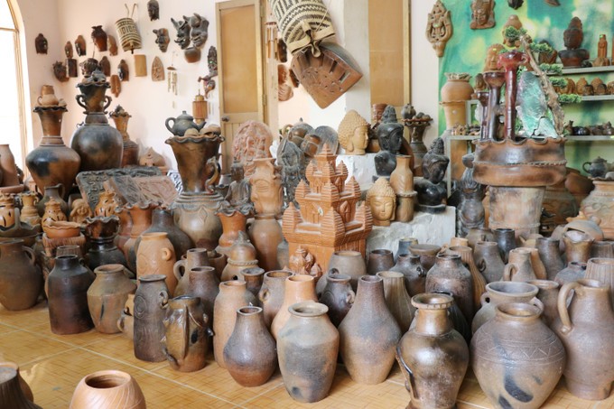 Các sản phẩm gốm Chăm làng Bàu Trúc tại thị trấn Phước Dân (Ninh Phước, Ninh Thuận). Ảnh: Nguyễn Thành - TTXVN Các sản phẩm gốm Chăm làng Bàu Trúc tại thị trấn Phước Dân (Ninh Phước, Ninh Thuận). Ảnh: Nguyễn Thành - TTXVN