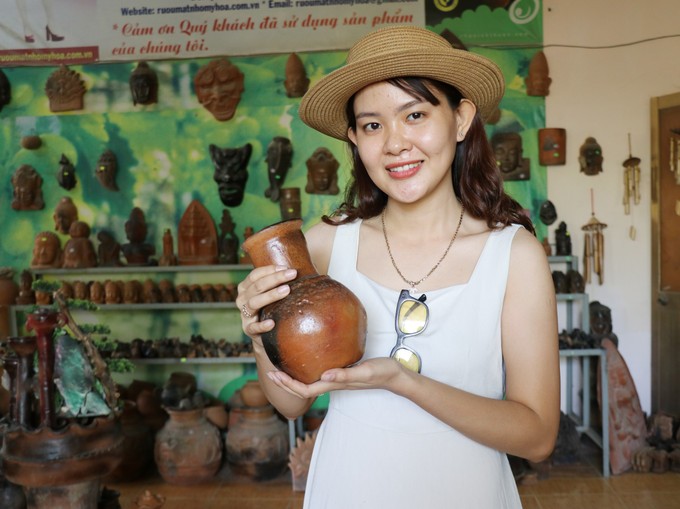 Du khách chọn mua sản phẩm gốm thủ công của Hợp tác xã gốm Chăm Bàu Trúc, thị trấn Phước Dân (Ninh Phước, Ninh Thuận). Ảnh: Nguyễn Thành - TTXVN Du khách chọn mua sản phẩm gốm thủ công của Hợp tác xã gốm Chăm Bàu Trúc, thị trấn Phước Dân (Ninh Phước, Ninh Thuận). Ảnh: Nguyễn Thành - TTXVN