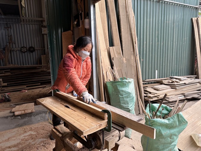 Bụi gỗ, bụi sơn bao trùm không gian sống tại làng mộc Bích Chu, huyện Vĩnh Tường (Vĩnh Phúc) hàng ngày. Ảnh: Nguyễn Thảo - TTXVN