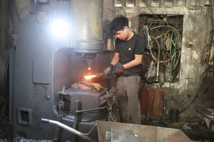 Phần lớn các hộ ở làng rèn Bàn Mạc ở huyện Vĩnh Tường (Vĩnh Phúc) vẫn sử dụng lò than để nung thép, ảnh hưởng không nhỏ đến cuộc sống và sức khỏe của người dân. Ảnh: Nguyễn Thảo - TTXVN