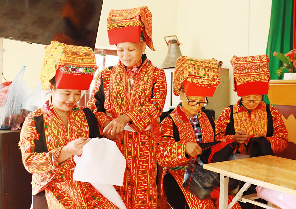 Thành viên câu lạc bộ thêu tại thôn Tuấn Sơn, xã Tuấn Đạo làm nghề. Thành viên câu lạc bộ thêu tại thôn Tuấn Sơn, xã Tuấn Đạo làm nghề.